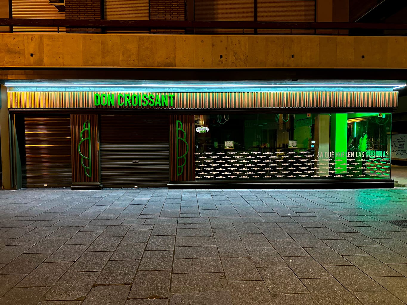 Escaparate Don Croissant de noche